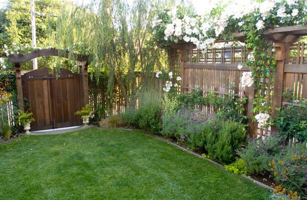 Transform Your Backyard with These Fence Line Landscaping Ideas