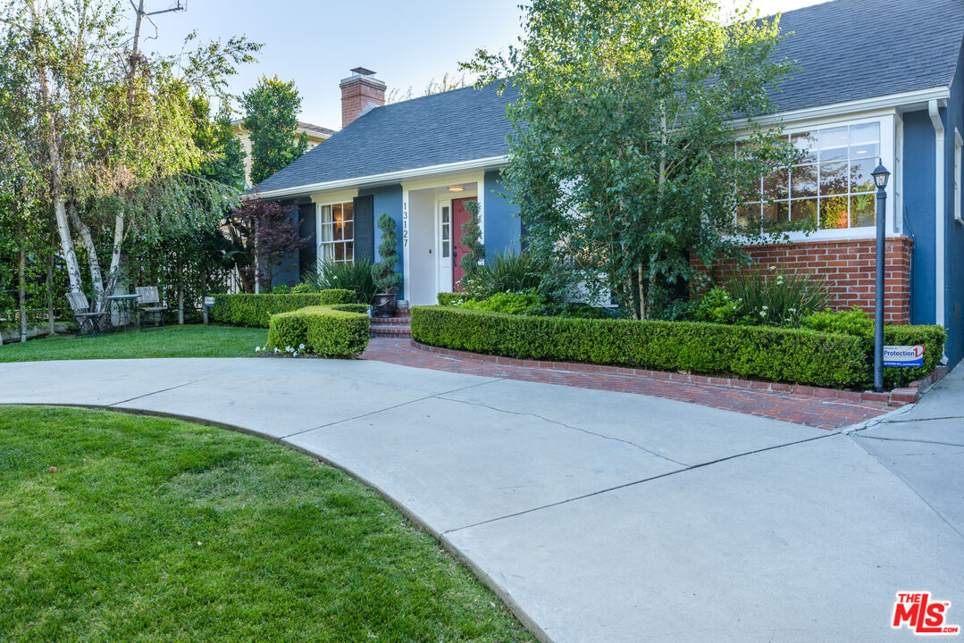 Half Circle Driveway Landscaping Ideas Make a Grand Entrance to Your Home