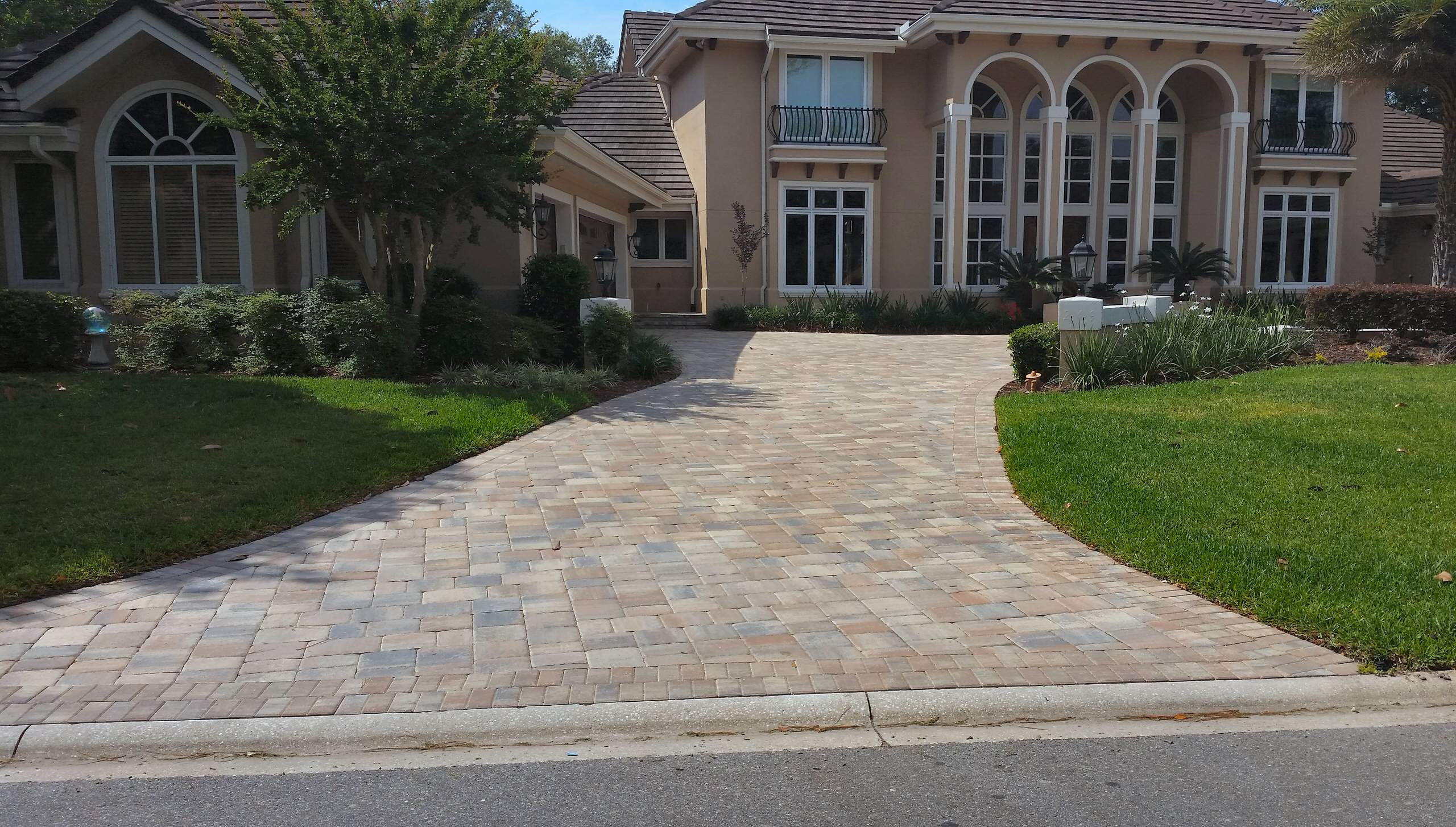 Half Circle Driveway Landscaping Ideas Make a Grand Entrance to Your Home